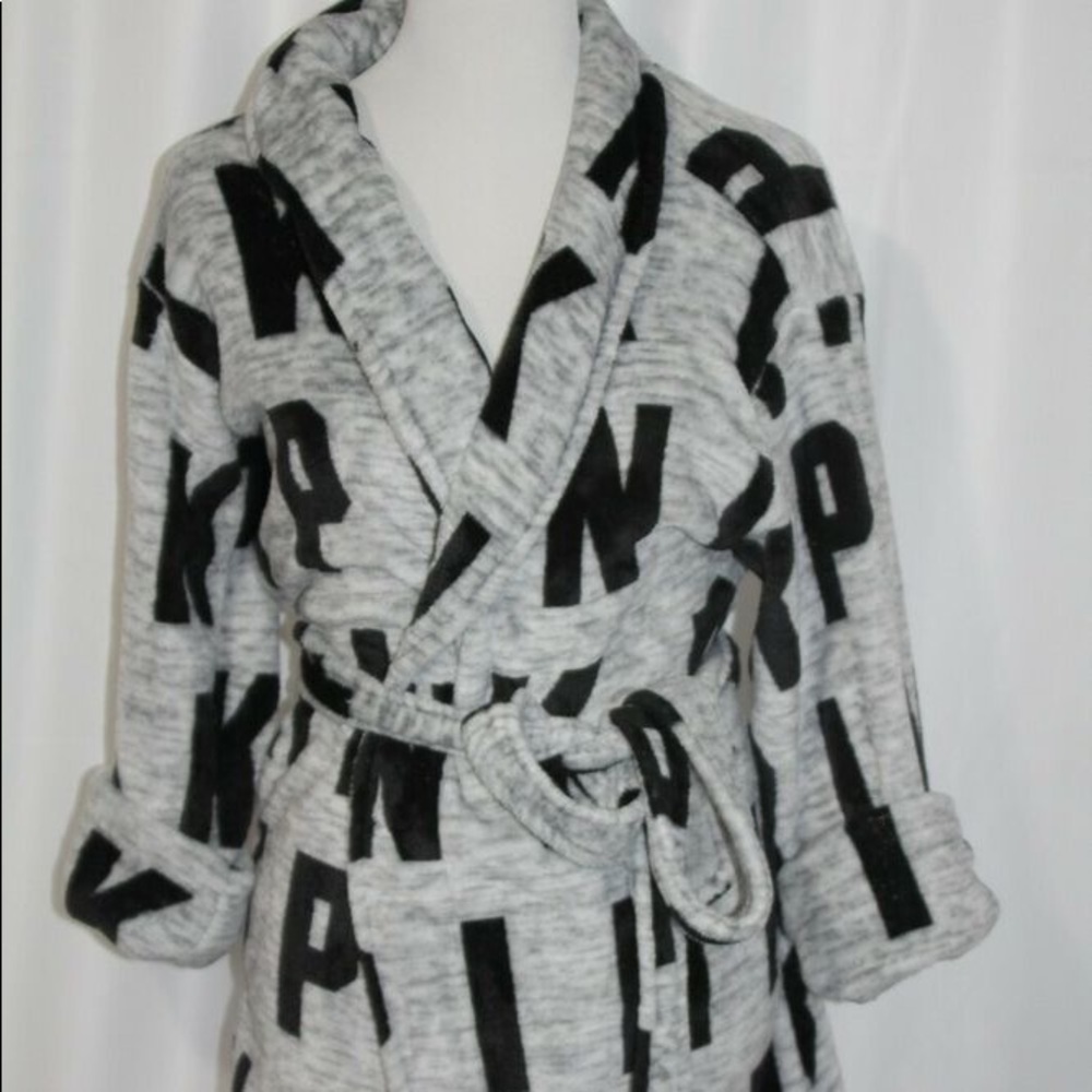 VSPINK ROBE NWT